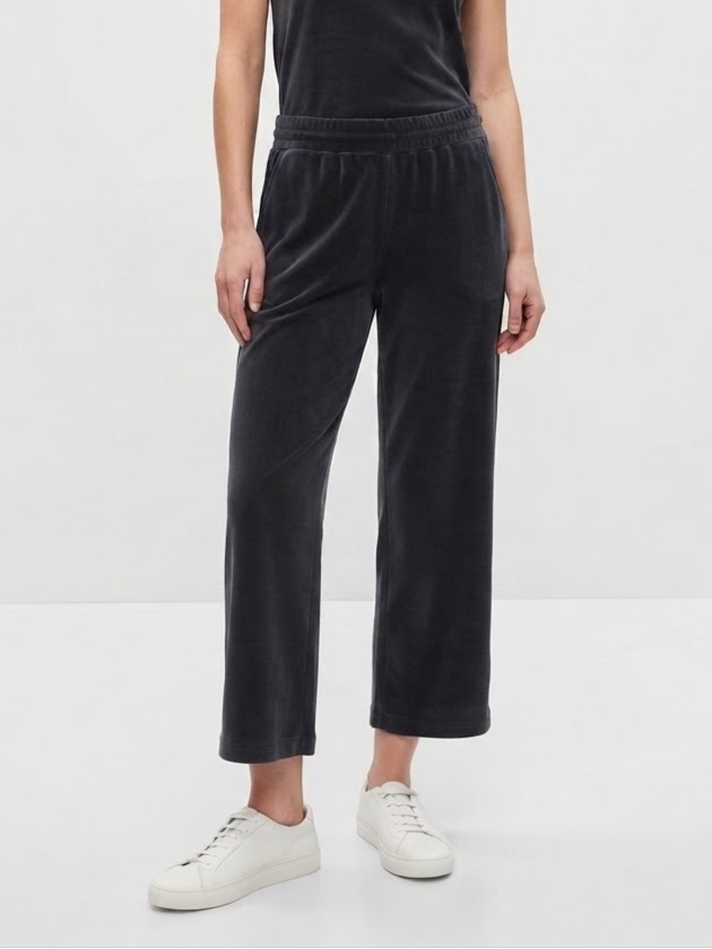Lululemon Softstreme High Rise Straight Leg Crop Black in Size 2